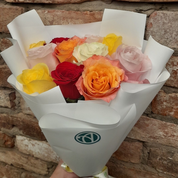 Букет из 11 роз яркий микс 50 см (Эквадор) в корейской упаковке