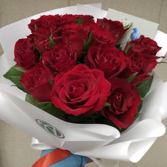 Букет из 15 красных роз Кения (35 см)