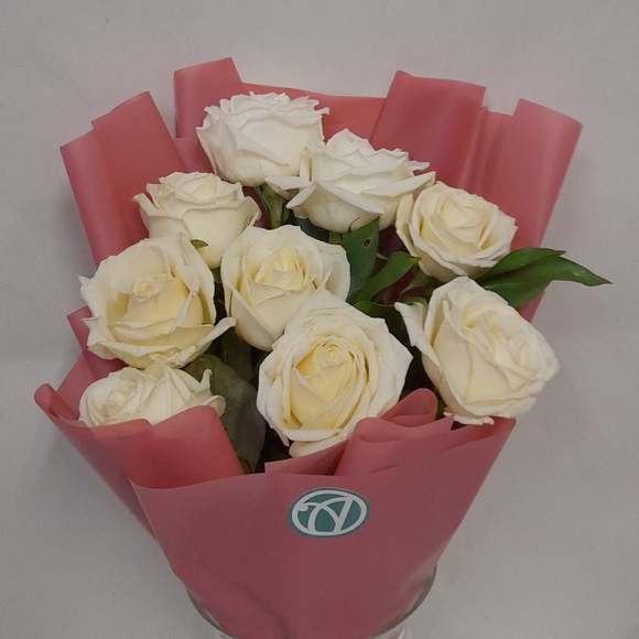 Белый букет-комплимент в корейской упаковке