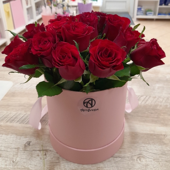 Букет в шляпной коробке small из 25 красных роз (Кения)