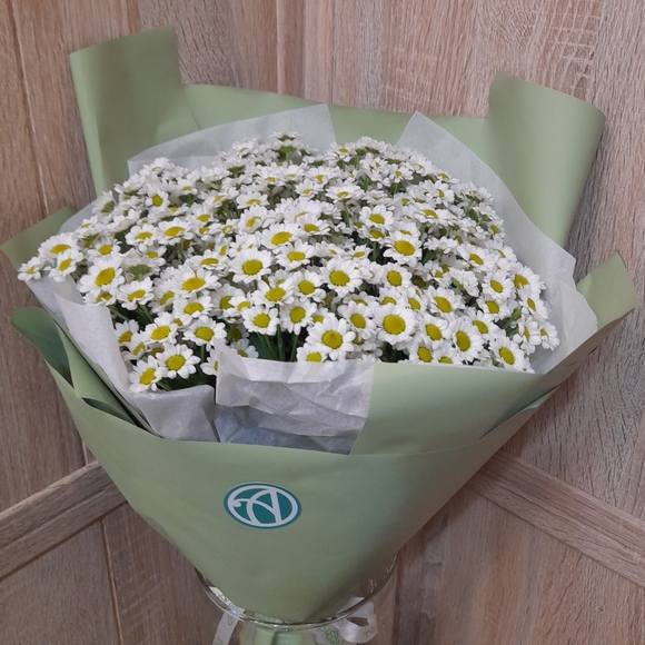 Букет из 15 белых кустовых хризантем Сантини в корейской упаковке