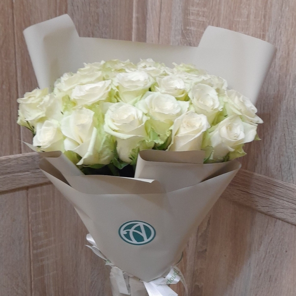 Букет из 25 белых роз 35 см (Кения)