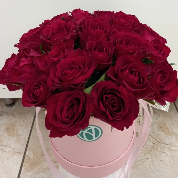 Букет в шляпной коробке small из 25 красных роз (Кения)