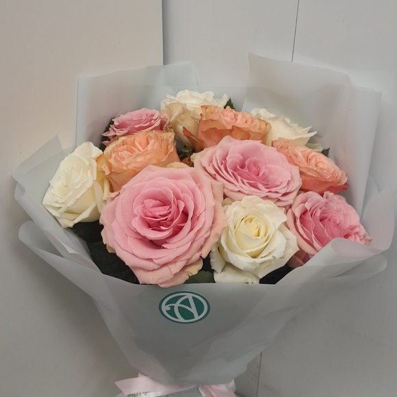 Букет из 11 роз нежный микс 50 см (Эквадор) в корейской упаковке