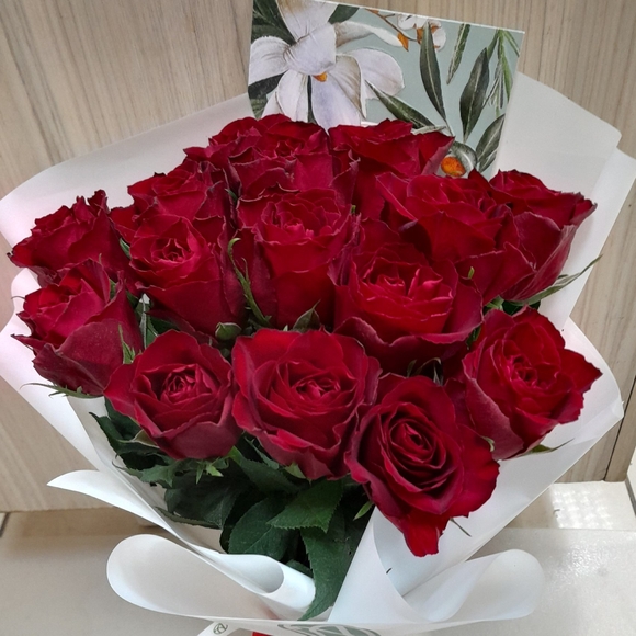 Букет из 15 красных роз Кения (35 см)