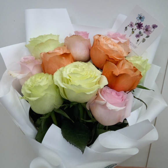 Букет из 11 роз нежный микс 50 см (Эквадор) в корейской упаковке