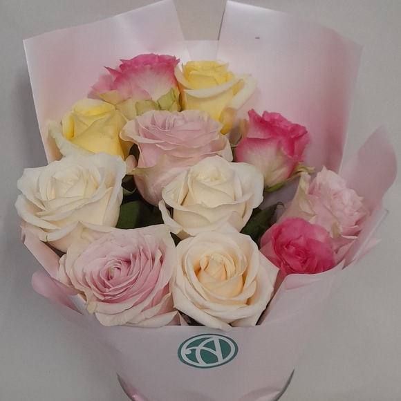 Букет из 11 роз нежный микс 50 см (Эквадор) в корейской упаковке