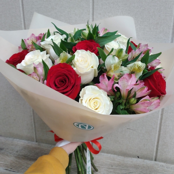 Букет из эквадорских роз микс и альстромерий микс - L