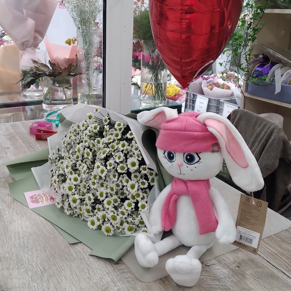 Букет из 15 белых кустовых хризантем Сантини в корейской упаковке