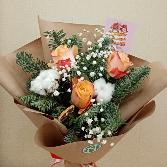 Зимний букет-комплимент с оранжевой розой Кения в корейской упаковке
