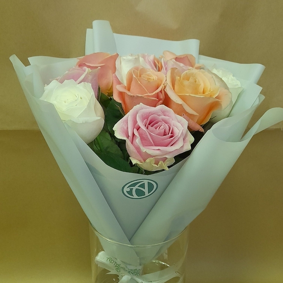 Букет из 11 роз нежный микс 50 см (Эквадор) в корейской упаковке