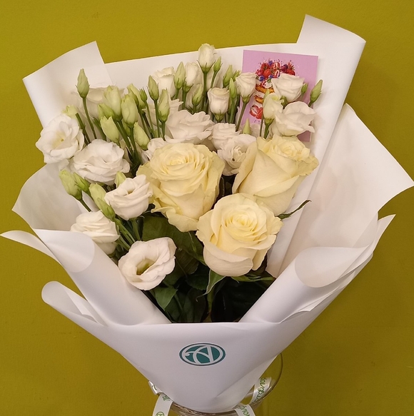 Белый авторский букет - L в корейской упаковке