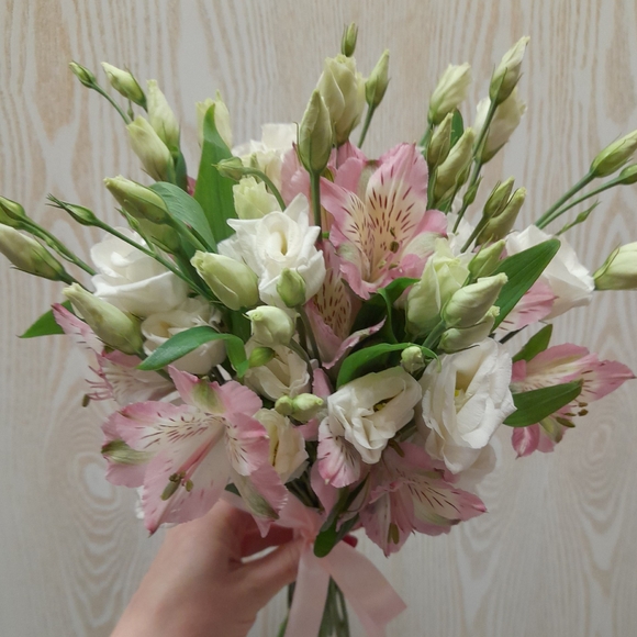 Букет невесты из лизиантуса (эустом) и альстромерии