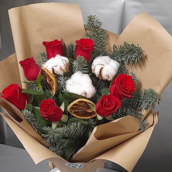 Зимний букет с красной розой Кения - M в корейской упаковке