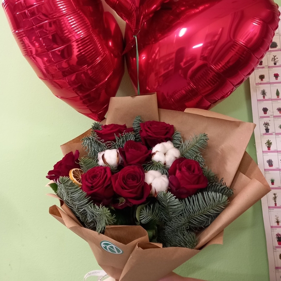 Зимний букет с красной розой Кения - M в корейской упаковке
