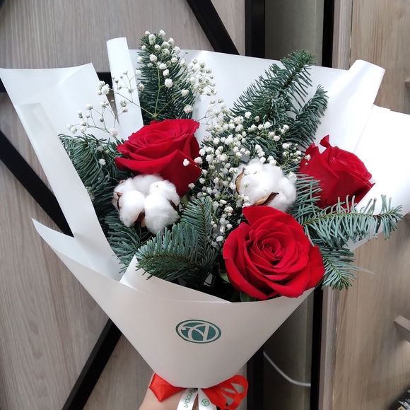 Зимний букет с красной розой Эквадор - S в корейской упаковке