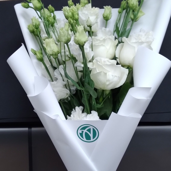 Белый авторский букет - L в корейской упаковке