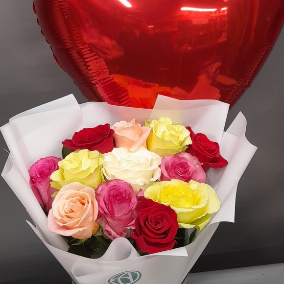 Букет из 11 роз яркий микс 50 см (Эквадор) в корейской упаковке