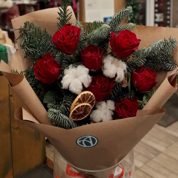 Зимний букет с красной розой Кения - M в корейской упаковке