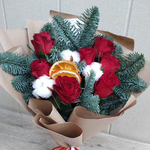 Зимний букет с красной розой Кения - M в корейской упаковке