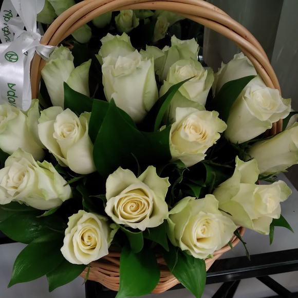 25 белых роз Кения с зеленью в корзине