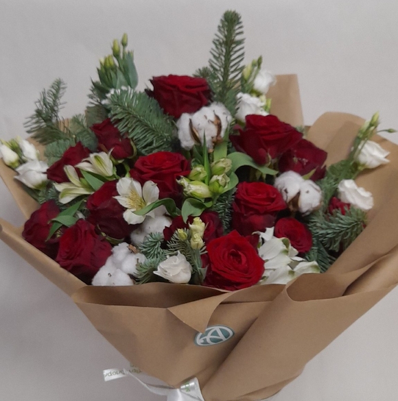 Зимний букет с красной розой Кения, эустомой и альстромерией в корейской упаковке