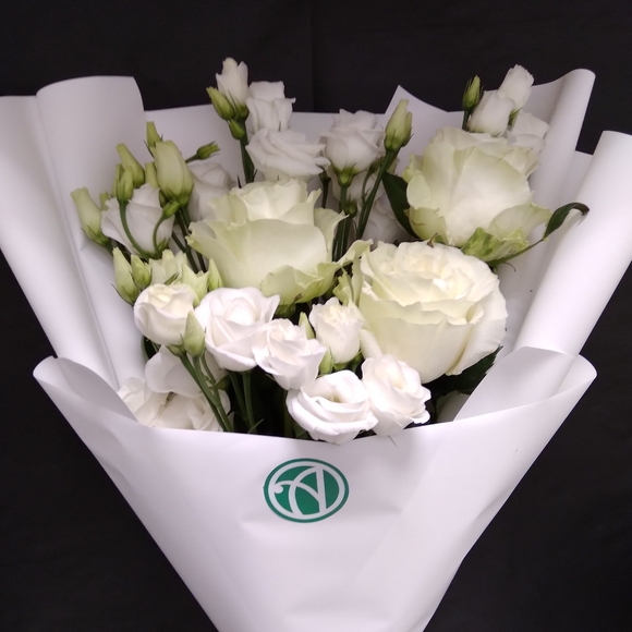 Белый авторский букет - L в корейской упаковке