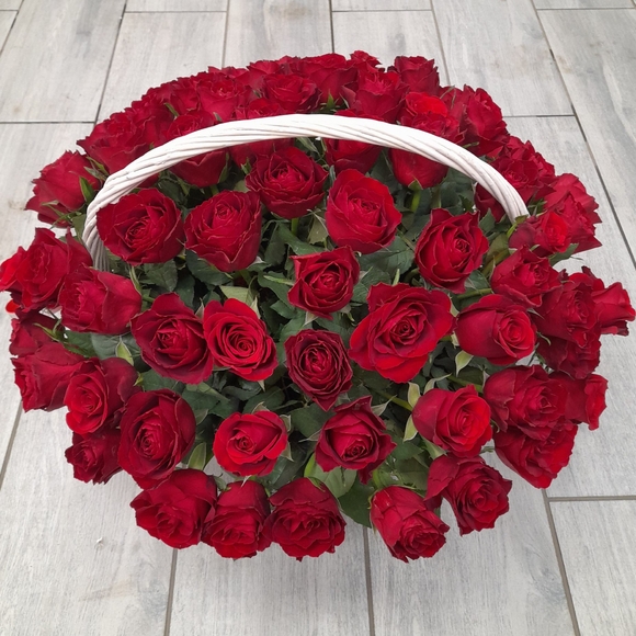 75 роз Кения в корзине
