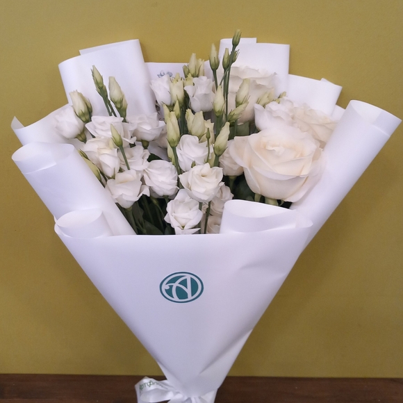 Белый авторский букет - L в корейской упаковке