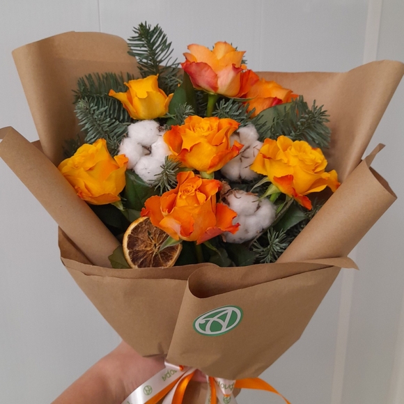 Зимний букет с оранжевой розой Кения - M в корейской упаковке купить в ...