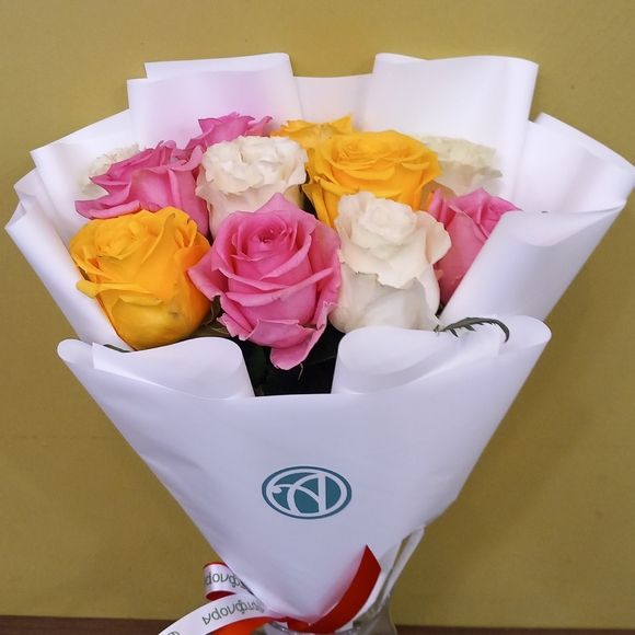 Букет из 11 роз нежный микс 50 см (Эквадор) в корейской упаковке