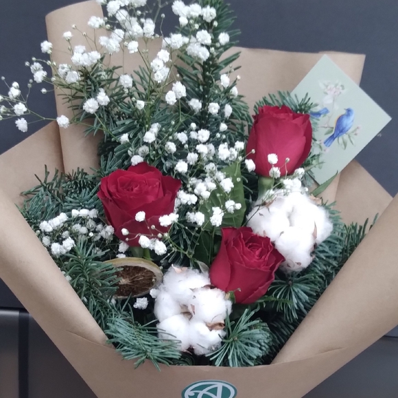 Зимний букет-комплимент с красной розой Кения в корейской упаковке