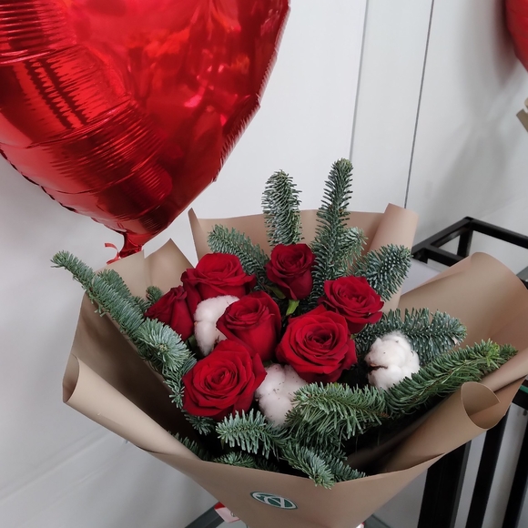 Зимний букет с красной розой Кения - M в корейской упаковке