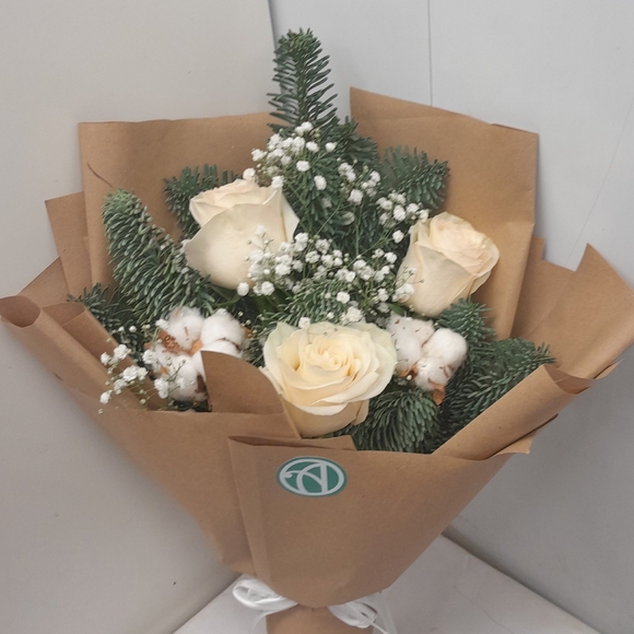 Зимний букет с белой розой Эквадор - S в корейской упаковке