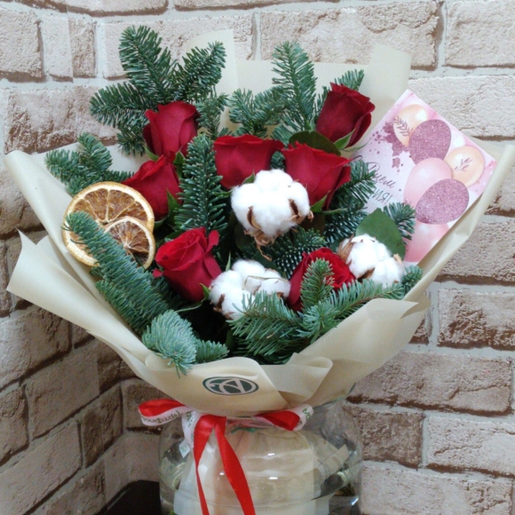 Зимний букет с красной розой Кения - M в корейской упаковке