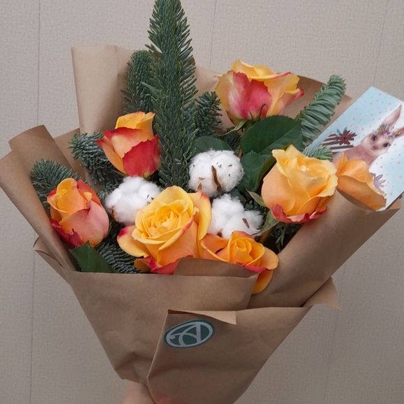 Зимний букет с оранжевой розой Кения - M в корейской упаковке купить в ...