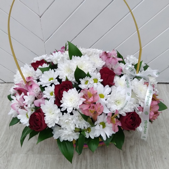 Корзина с красными розами (Кения), хризантемой, альстромерией и зеленью