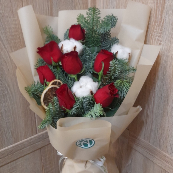 Зимний букет с красной розой Кения - M в корейской упаковке