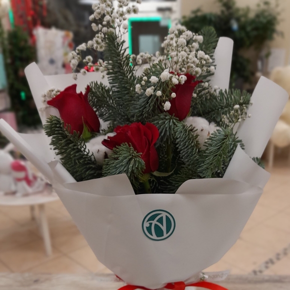 Зимний букет с красной розой Эквадор - S в корейской упаковке