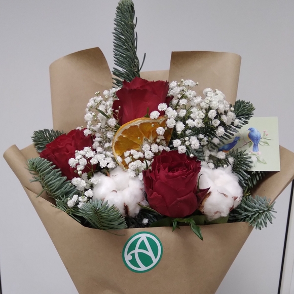 Зимний букет-комплимент с красной розой Кения в корейской упаковке