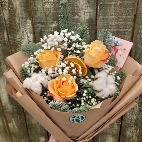 Зимний букет-комплимент с оранжевой розой Кения в корейской упаковке