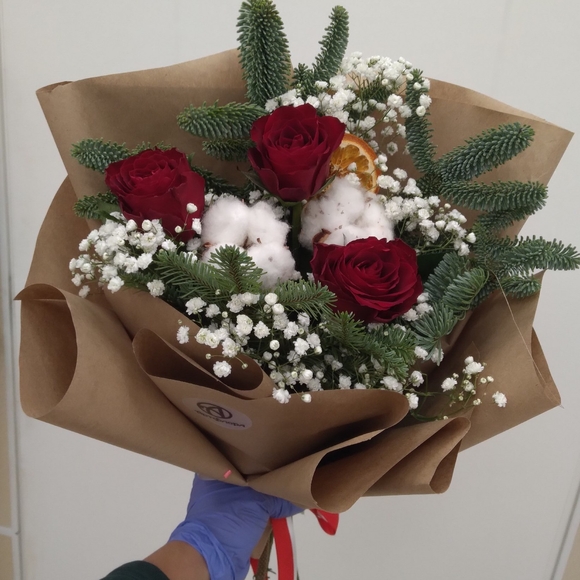 Зимний букет-комплимент с красной розой Кения в корейской упаковке