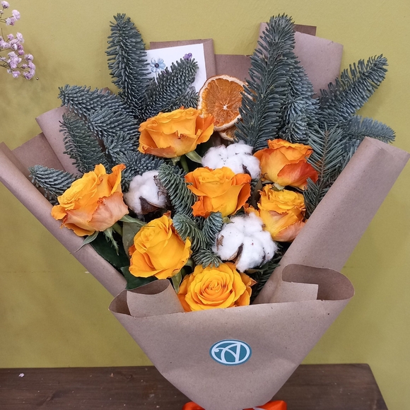 Зимний букет с оранжевой розой Кения - M в корейской упаковке