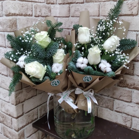 Зимний букет с белой розой Эквадор - S в корейской упаковке