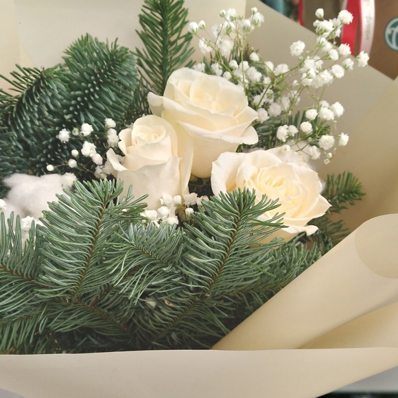 Зимний букет с белой розой Эквадор - S в корейской упаковке