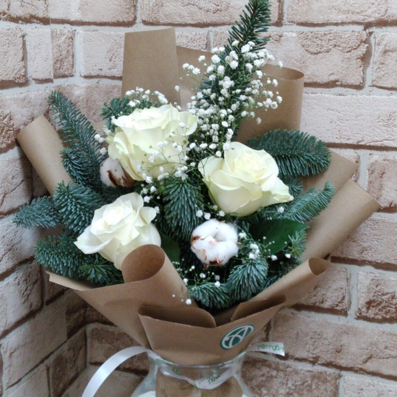 Зимний букет с белой розой Эквадор - S в корейской упаковке
