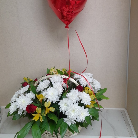 Корзина с красными розами (Кения), хризантемой, альстромерией и зеленью