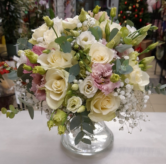 Букет невесты из роз, лизиантуса и гипсофилы с эвкалиптом