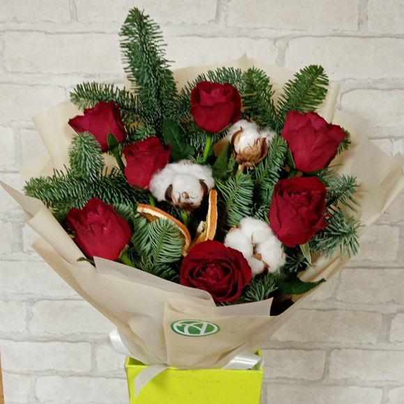 Зимний букет с красной розой Кения - M в корейской упаковке