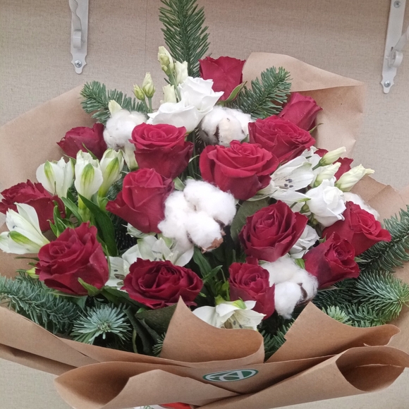 Зимний букет с красной розой Кения, эустомой и альстромерией в корейской упаковке